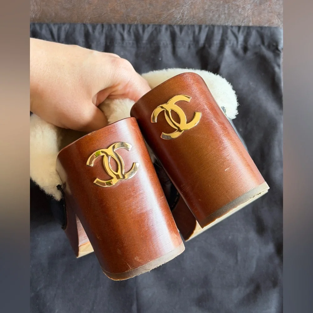 🖤CHANEL🖤Shearling Crinkled Leather Clogs - Picture 9 of 13